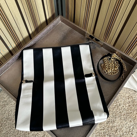 Inzi black and white bag with gold chain strap - Picture 6 of 11